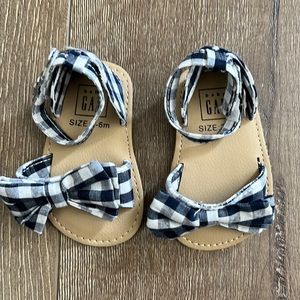 BABY GAP Gingham bow sandal (3-6 month)